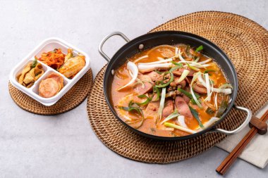 Kore yemeği, domuz kaburgası, buğulanmış domuz kaburgası, baharatlı, kızartılmış budae, budae jjigae, sığır eti, kızarmış et, jambon, musubi, domuz pirzolası.,