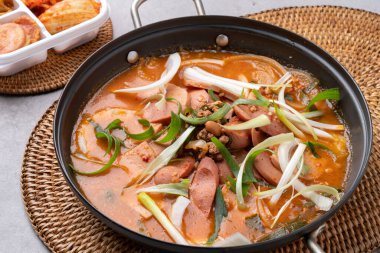 Kore yemeği, domuz kaburgası, buğulanmış domuz kaburgası, baharatlı, kızartılmış budae, budae jjigae, sığır eti, kızarmış et, jambon, musubi, domuz pirzolası.,