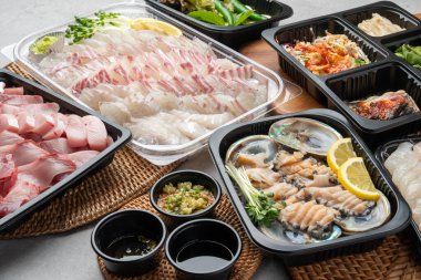 Japonca, deniz yılanbalığı, levrek, sashimi, deniz çamı, sarı kuyruk, kırmızı biber ezmesi, düz balık, kaya balığı, istiridye, marul, perilla yaprağı, sarımsak, soya fasulyesi ezmesi, kimchi