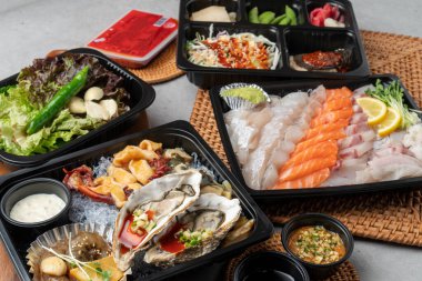 Japonca, deniz yılanbalığı, levrek, sashimi, deniz çamı, sarı kuyruk, kırmızı biber ezmesi, düz balık, kaya balığı, istiridye, marul, perilla yaprağı, sarımsak, soya fasulyesi ezmesi, kimchi