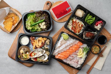 Japonca, deniz yılanbalığı, levrek, sashimi, deniz çamı, sarı kuyruk, kırmızı biber ezmesi, düz balık, kaya balığı, istiridye, marul, perilla yaprağı, sarımsak, soya fasulyesi ezmesi, kimchi