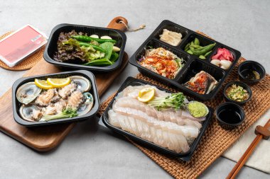 Japonca, deniz yılanbalığı, levrek, sashimi, deniz çamı, sarı kuyruk, kırmızı biber ezmesi, düz balık, kaya balığı, istiridye, marul, perilla yaprağı, sarımsak, soya fasulyesi ezmesi, kimchi