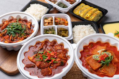 Kore yemeği, konserve jambon, domuz eti, baharatlı, kırmızı biber ezmesi, güveç, kalamar, kızartma, meze, pirinç, yumurta rulosu, fasulye, perilla yaprağı, yosun.