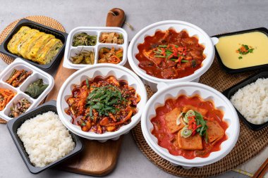 Kore yemeği, konserve jambon, domuz eti, baharatlı, kırmızı biber ezmesi, güveç, kalamar, kızartma, meze, pirinç, yumurta rulosu, fasulye, perilla yaprağı, yosun.