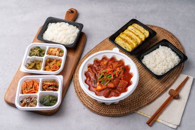 Kore yemeği, konserve jambon, domuz eti, baharatlı, kırmızı biber ezmesi, güveç, kalamar, kızartma, meze, pirinç, yumurta rulosu, fasulye, perilla yaprağı, yosun.