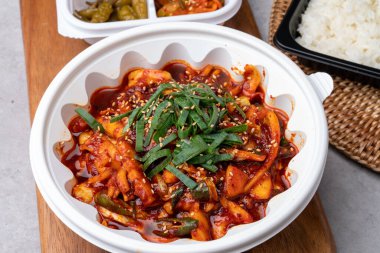 Kore yemeği, konserve jambon, domuz eti, baharatlı, kırmızı biber ezmesi, güveç, kalamar, kızartma, meze, pirinç, yumurta rulosu, fasulye, perilla yaprağı, yosun.