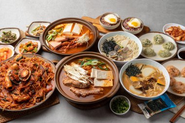 Kore yemeği, deniz ürünleri, agu, jim, tam kaburga, çorba, kimchi, spam, hamur köftesi, et, istiridye, kalguksu, deniz kestanesi yumurtası, meze, gelenek