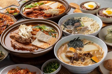 Kore yemeği, deniz ürünleri, agu, jim, tam kaburga, çorba, kimchi, spam, hamur köftesi, et, istiridye, kalguksu, deniz kestanesi yumurtası, meze, gelenek