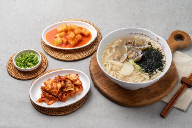 Kore yemeği, deniz ürünleri, agu, jim, tam kaburga, çorba, kimchi, spam, hamur köftesi, et, istiridye, kalguksu, deniz kestanesi yumurtası, meze, gelenek
