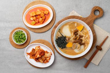 Kore yemeği, deniz ürünleri, agu, jim, tam kaburga, çorba, kimchi, spam, hamur köftesi, et, istiridye, kalguksu, deniz kestanesi yumurtası, meze, gelenek