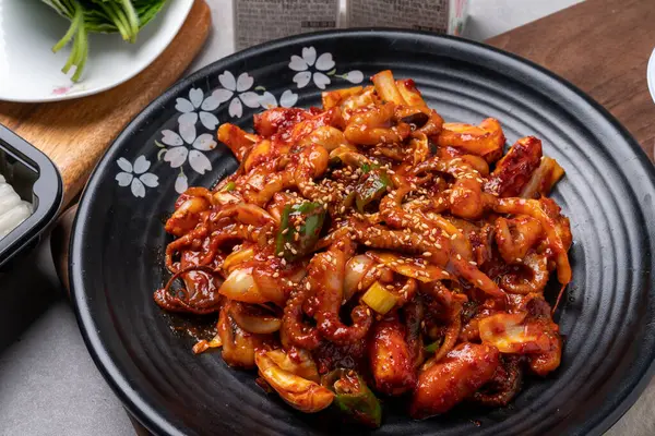 Deniz ürünleri, Kore yemeği, ahtapot, kızartma, jukkumi, kalamar, yan yemekler, perilla yaprağı, fasulye filizi çorbası, kimchi, biber ezmesi, baharat.