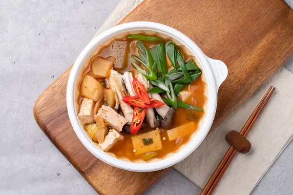 Kore yemeği, meze, balık, ızgara balık, buharda pişmiş, saury, uskumru, japchae, kodari, jeon, kızarmış domuz eti, yukgaejang, soya fasulyesi ezmesi yahnisi, kimchi, kkakdugi,