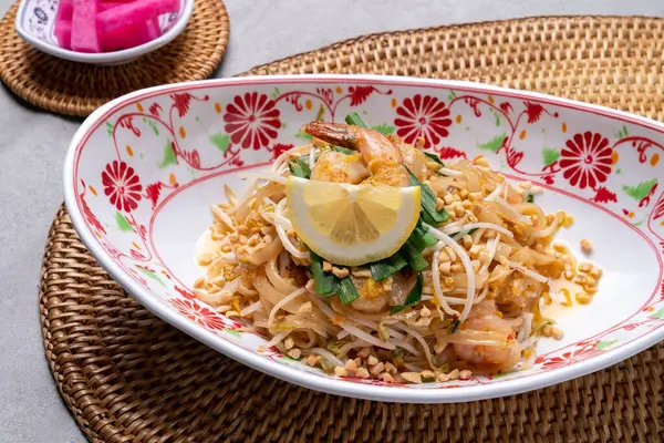 Tayland usulü, kızarmış pilav, pad thai, kung, karides, Tom yum goong, kram, bupadpongkuri, domuz, pilav üzerine pilav, kızarmış yumurta, sığır eti, pirinç eriştesi, poda bak, Udon tani, kuwei, tai fox neadeng