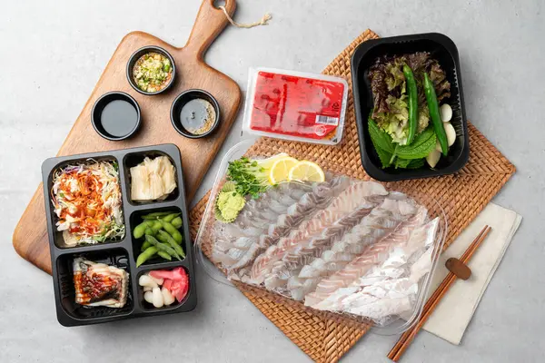 Japonca, deniz yılanbalığı, levrek, sashimi, deniz çamı, sarı kuyruk, kırmızı biber ezmesi, düz balık, kaya balığı, istiridye, marul, perilla yaprağı, sarımsak, soya fasulyesi ezmesi, kimchi