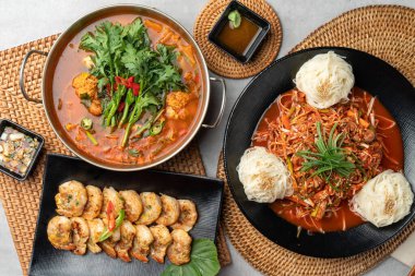 Kore yemeği, balık, karides krepi, deniz salyangozu, baharatlı erişte, soya sosu, wasabi, mugwort, baharatlı, biber, perilla yaprağı, yeşil soğan.