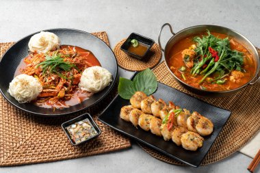 Kore yemeği, balık, karides krepi, deniz salyangozu, baharatlı erişte, soya sosu, wasabi, mugwort, baharatlı, biber, perilla yaprağı, yeşil soğan.