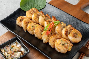 Kore yemeği, balık, karides krepi, deniz salyangozu, baharatlı erişte, soya sosu, wasabi, mugwort, baharatlı, biber, perilla yaprağı, yeşil soğan.