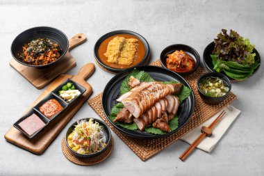 Kore yemeği, domuz ayağı, baharat, bossam, domuz eti, haşlanmış domuz, istiridye, mezeler, kimchi, lahana, perilla yaprağı, lahana, sarımsak, biber, domuz pirzolası.