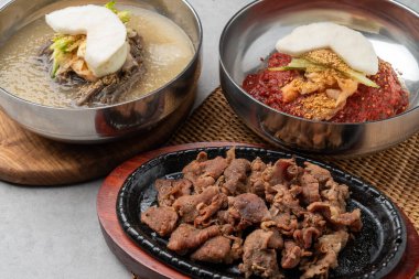 Kore yemeği, Pyongyang, hamur köftesi, soğuk karabuğday eriştesi, bibim, Kaesong, kömür ocağı, ızgara, baharatlı, domuz eti ve kral hamur köftesi.
