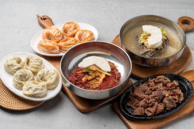 Kore yemeği, Pyongyang, hamur köftesi, soğuk karabuğday eriştesi, bibim, Kaesong, kömür ocağı, ızgara, baharatlı, domuz eti ve kral hamur köftesi.