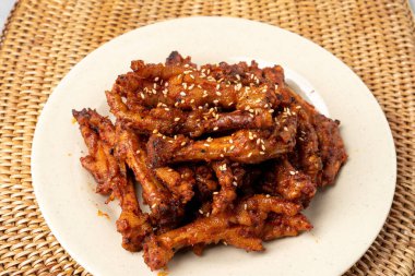 Kore yemeği, tavuk ayağı, kemiksiz, baharatlı, çorba, buğulanmış yumurta, uçan balık yumurtası, pirinç topu, meze, turp turşusu, tteokbokki