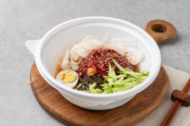 Kore yemeği, kimçi, yahni, öğle yemeği, kızarmış domuz, bulgogi, meze, tofu, domuz göbeği, marul, kaburga, soğuk erişte, bıldırcın yumurtası, perilla yaprağı, pirinç, sarımsak, salatalık,