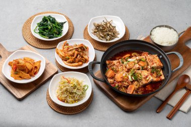 Kore yemeği, kırmızı, yengeç, tempura, marine edilmiş salamura, salamura, soya sosu, çorba, haşlanmış kalamar, kavurulmuş tofu, domuz eti, kimchi, yahni, soya fasulyesi ezmesi, yanında fasulye filizi, ançüez, ıspanak.