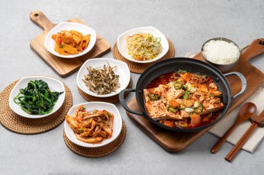Kore yemeği, kırmızı, yengeç, tempura, marine edilmiş salamura, salamura, soya sosu, çorba, haşlanmış kalamar, kavurulmuş tofu, domuz eti, kimchi, yahni, soya fasulyesi ezmesi, yanında fasulye filizi, ançüez, ıspanak.