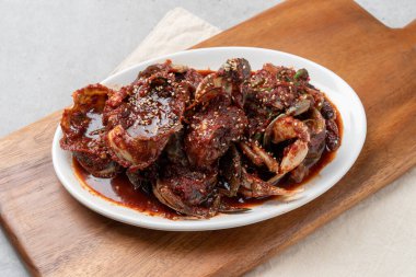 Kore yemeği, kırmızı, yengeç, tempura, marine edilmiş salamura, salamura, soya sosu, çorba, haşlanmış kalamar, kavurulmuş tofu, domuz eti, kimchi, yahni, soya fasulyesi ezmesi, yanında fasulye filizi, ançüez, ıspanak.