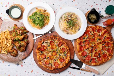 Pizza, mantar, pepperoni, fırın, sokak, krema, makarna, spagetti, domuz göbeği, tavuk, baharat, jambon, patates, kızarmış yiyecek.