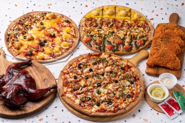 Pizza, orijinal, pepperoni, kombinasyon, zeytin, jambon, peynir, tatlı patates, domates, tavuk, kızarmış, kızarmış