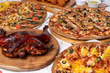 Pizza, orijinal, pepperoni, kombinasyon, zeytin, jambon, peynir, tatlı patates, domates, tavuk, kızarmış, kızarmış
