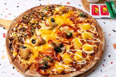 Pizza, orijinal, pepperoni, kombinasyon, zeytin, jambon, peynir, tatlı patates, domates, tavuk, kızarmış, kızarmış