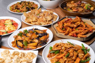 Çin yemeği, mala xiangguo, malatang, sülün yumurtası, balık eti, jisamsun, domuz eti, sahanda yumurta, domates, mis kokulu karides, tatlı ve ekşi domuz eti.