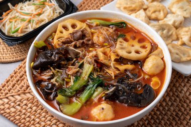 Çin yemeği, mala xiangguo, malatang, sülün yumurtası, balık eti, jisamsun, domuz eti, sahanda yumurta, domates, mis kokulu karides, tatlı ve ekşi domuz eti.
