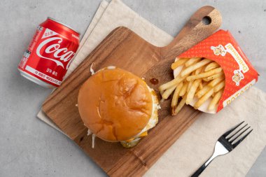 Hamburger, takoyaki, jambon, kaburga, tavuk, kola, fan eti, sığır eti, sebze, kimçi, turşu, ekmek