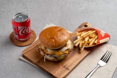 Hamburger, takoyaki, jambon, kaburga, tavuk, kola, fan eti, sığır eti, sebze, kimçi, turşu, ekmek