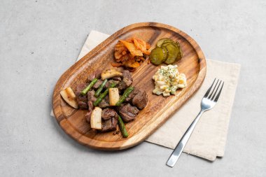 Hamburger, takoyaki, jambon, kaburga, tavuk, kola, fan eti, sığır eti, sebze, kimçi, turşu, ekmek