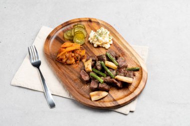 Hamburger, takoyaki, jambon, kaburga, tavuk, kola, fan eti, sığır eti, sebze, kimçi, turşu, ekmek