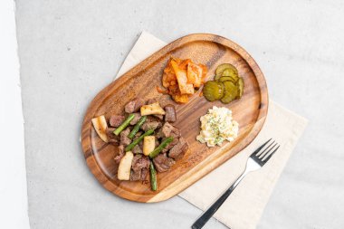 Hamburger, takoyaki, jambon, kaburga, tavuk, kola, fan eti, sığır eti, sebze, kimçi, turşu, ekmek