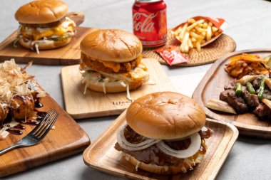 Hamburger, takoyaki, jambon, kaburga, tavuk, kola, fan eti, sığır eti, sebze, kimçi, turşu, ekmek