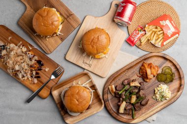 Hamburger, takoyaki, jambon, kaburga, tavuk, kola, fan eti, sığır eti, sebze, kimçi, turşu, ekmek