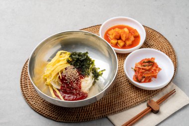 Kore yemeği, abur cubur, pirinç, kimbap, sebze, peynir, baharat, biber, havuç, ton balığı, küçük olanlar, ziyafet, erişte, bibim, soğuk, soya fasulyesi erişte, istiridye, kalguksu