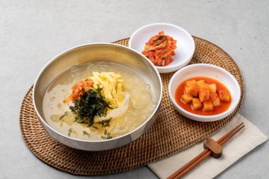 Kore yemeği, abur cubur, pirinç, kimbap, sebze, peynir, baharat, biber, havuç, ton balığı, küçük olanlar, ziyafet, erişte, bibim, soğuk, soya fasulyesi erişte, istiridye, kalguksu