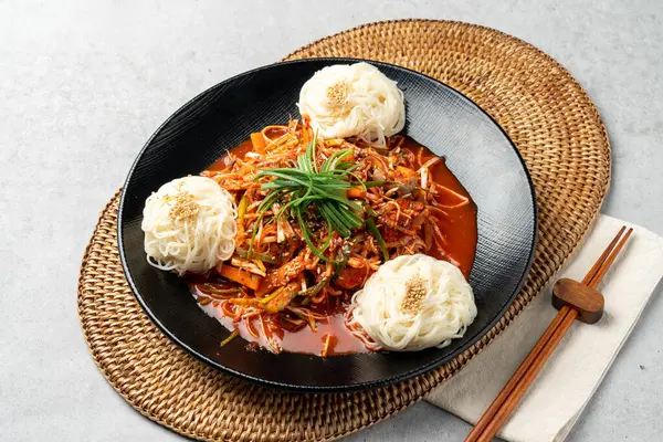 Kore yemeği, balık, karides krepi, deniz salyangozu, baharatlı erişte, soya sosu, wasabi, mugwort, baharatlı, biber, perilla yaprağı, yeşil soğan.