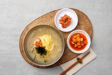 Kore yemeği, abur cubur, pirinç, kimbap, sebze, peynir, baharat, biber, havuç, ton balığı, küçük olanlar, ziyafet, erişte, bibim, soğuk, soya fasulyesi erişte, istiridye, kalguksu