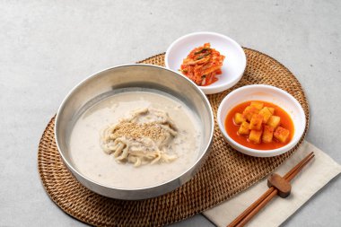 Kore yemeği, abur cubur, pirinç, kimbap, sebze, peynir, baharat, biber, havuç, ton balığı, küçük olanlar, ziyafet, erişte, bibim, soğuk, soya fasulyesi erişte, istiridye, kalguksu