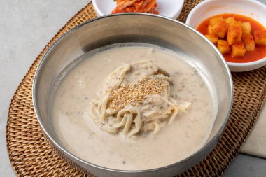 Kore yemeği, abur cubur, pirinç, kimbap, sebze, peynir, baharat, biber, havuç, ton balığı, küçük olanlar, ziyafet, erişte, bibim, soğuk, soya fasulyesi erişte, istiridye, kalguksu
