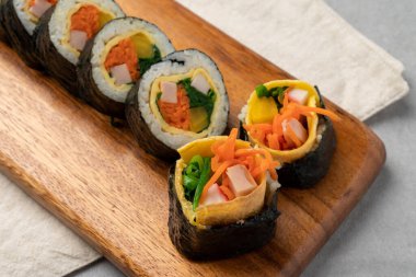 Kore yemeği, abur cubur, pirinç, kimbap, sebze, peynir, baharat, biber, havuç, ton balığı, küçük olanlar, ziyafet, erişte, bibim, soğuk, soya fasulyesi erişte, istiridye, kalguksu