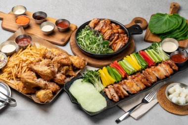 Tavuk, kızarmış, baharat, barbekü, sebze, ssam, patates, kızarmış, perilla yaprağı, sos, yeşil soğan, turp, kırmızı biber.,